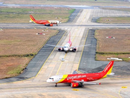 Nhiều chuyến bay đến các tỉnh Bắc Trung Bộ bị chậm, hủy do bão số 4