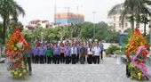 Lãnh đạo VKSNDTC và lãnh đạo Tỉnh ủy Bắc Ninh dâng hương tưởng niệm đồng chí Hoàng Quốc Việt