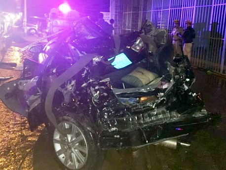 Ôtô Camry biển xanh bị tông bẹp rúm, hai công an tử vong