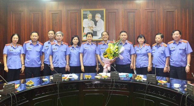 Phó Viện trưởng VKSNDTC Nguyễn Thị Thủy Khiêm và các đồng chí công chức là thương binh, thân nhân gia đình liệt sỹ đang công tác tại VKSNDTC tại buổi gặp mặt 
