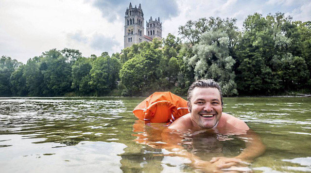 Bơi 2km đi làm mỗi ngày