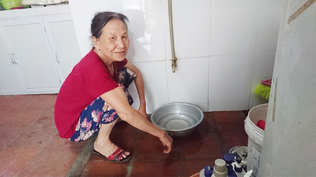  Bể chứa dự trữ nước sạch nhà bà Tín cũng sắp hết, bà lo lắng trong những ngày tới sẽ không có nước để dùng khi nguồn nước sạch vẫn mất.