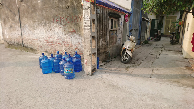 Một số hộ dân không có bể chứa nước đành chấp nhận mua nước đóng bình về sinh hoạt, rất tốn kém.