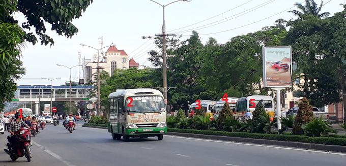 Xe buýt nối đuôi nhau trên đường TP Vinh.