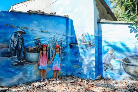 Người dân xã đảo Tam Hải tỏ ra khá thích thú với diện mạo mới của ngôi làng chài vốn đìu hiu, cũ kỹ, còn khách du lịch thì bị mê hoặc bởi những bức tranh bích họa đẹp như trong xứ sở cổ tích. Nguồn: Internet