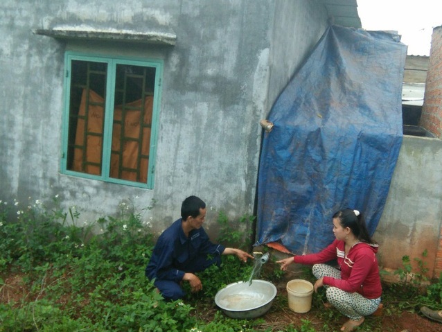 Một gia đình nghi bị đổ thuốc độc vào bể nước ăn