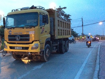 Xe tải kéo lê xe máy trong gầm, nam thanh niên tử vong tại chỗ