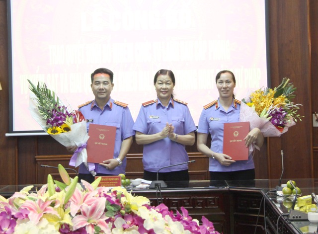 Phó Viện trưởng VKSNDTC Nguyễn Thị Thủy Khiêm trao quyết định và tặng hoa chúc mừng 02 đồng chí được bổ nhiệm