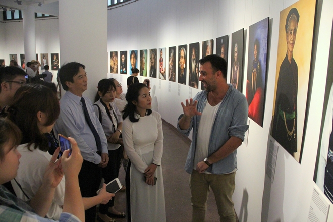 Nhiếp ảnh gia người Pháp Réhahn đang giới thiệu ảnh của mình tại cuộc triển lãm
