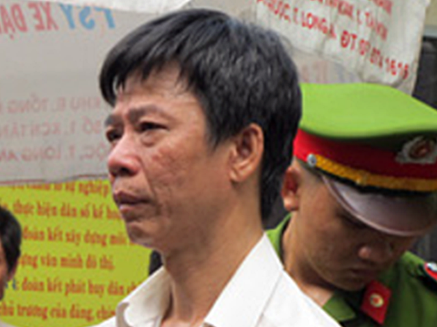 Vào trại giam Z30D thăm chồng, bị đâm chết