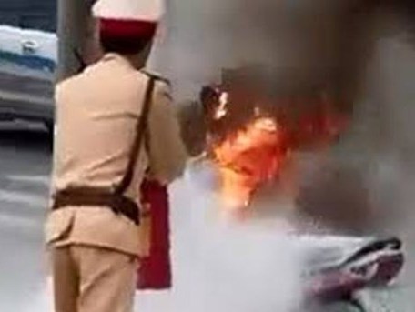 Người dân tỏ thái độ về vụ thanh niên đốt xe máy tại ngã tư Trường Chinh