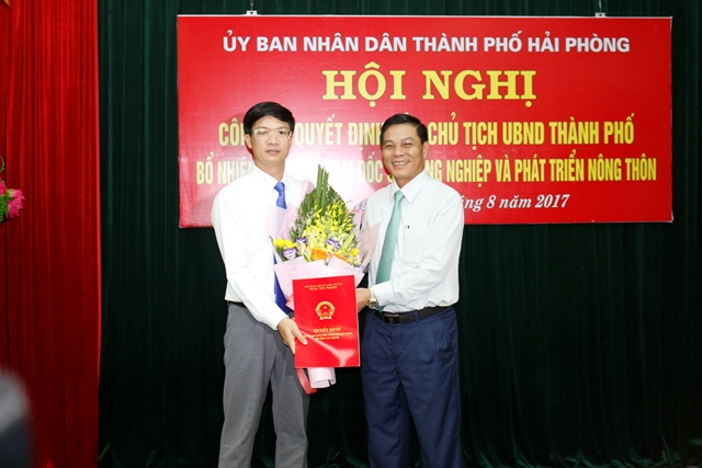 Đồng chí Nguyễn Văn Tùng trao Quyết định bổ nhiệm cho đồng chí Phạm Văn Lập - Ảnh: Cổng TTĐT TP