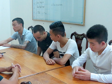 Bốn kẻ giang hồ rình trước cổng nhà, chém trọng thương gia chủ