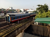 Tàu hỏa tuyến Lào Cai- Hà Nội lại bị trật bánh tại ga Yên Viên