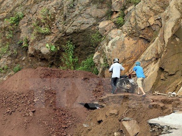 Cao Bằng Khối đất khổng lồ bất ngờ sạt lở, cuốn một người xuống vực