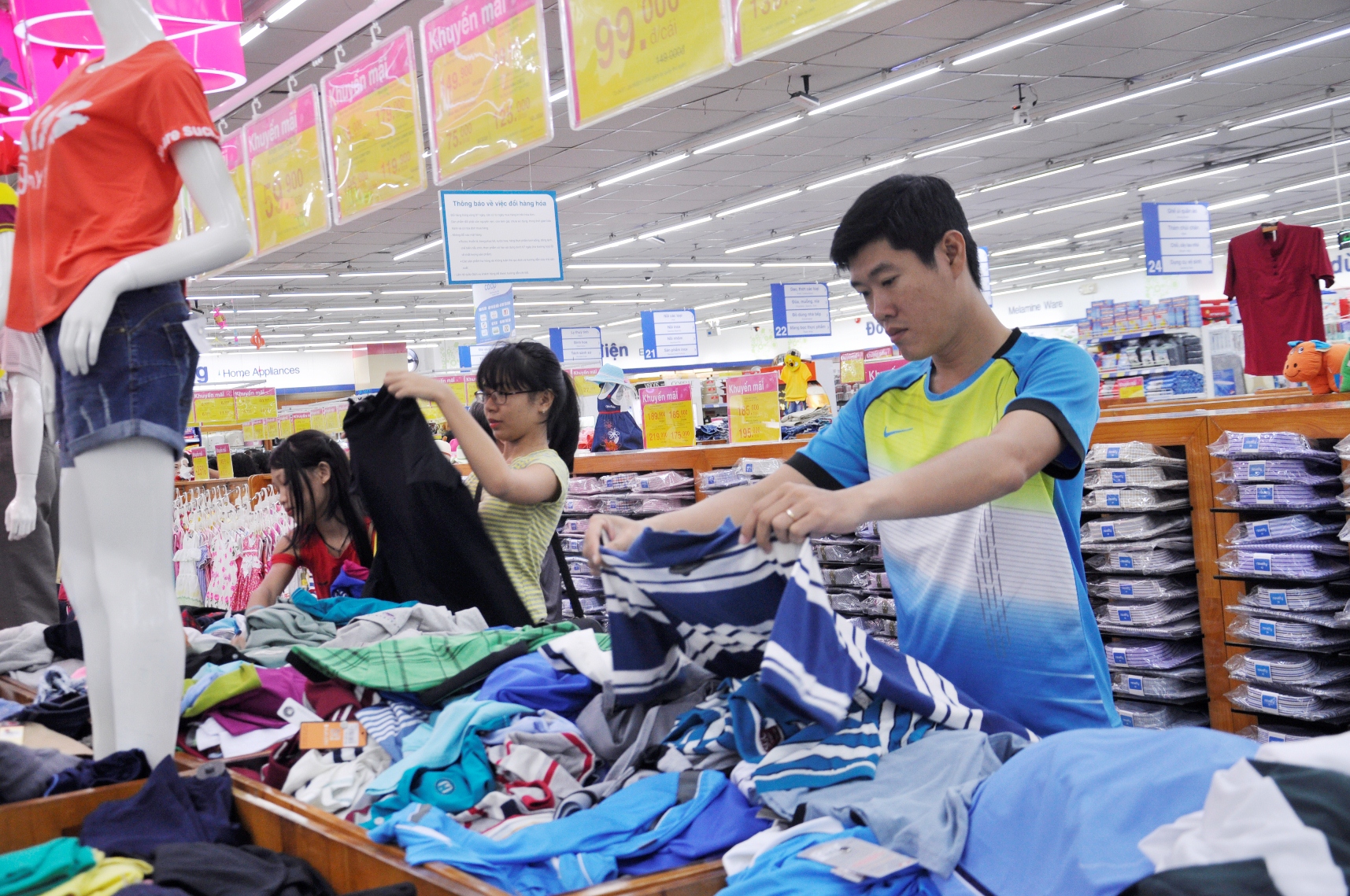 Siêu thị giảm giá mạnh hàng ngàn sản phẩm mùa Sea Games