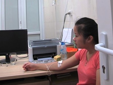 Bệnh nhân sốt xuất huyết ngồi truyền dịch, nằm giường xếp vì quá tải