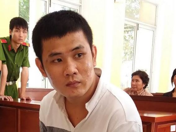 Thanh niên cầm dao đâm chết hàng xóm lĩnh 18 năm tù