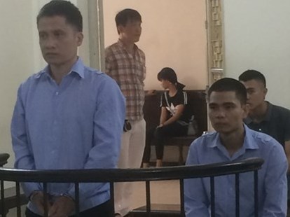 Xông vào nhà vệ sinh nữ phi tang vật chứng vào bồn cầu