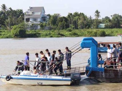 Khởi tố vụ sà lan tông ghe cát, 2 mẹ con tử vong