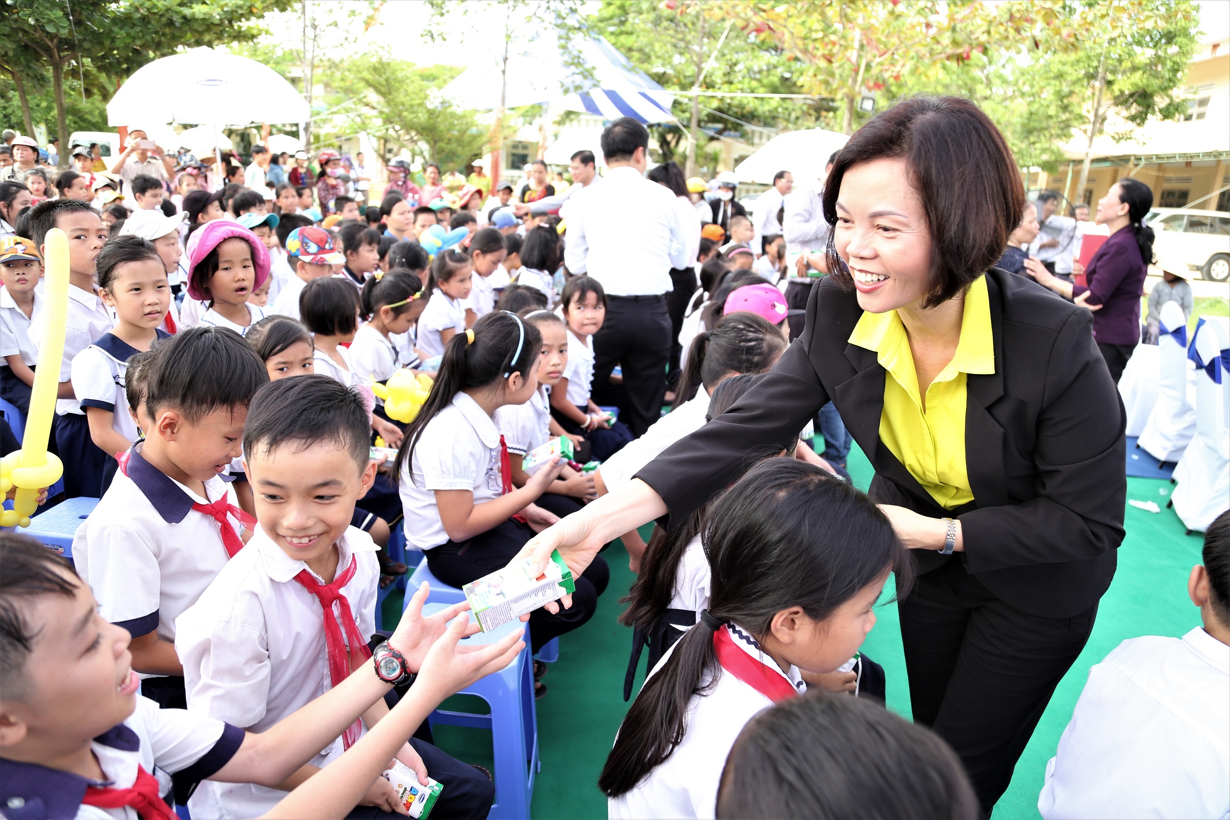 Bà Bùi Thị Hương – Giám đốc Điều hành Vinamilk trao sữa cho các em học sinh