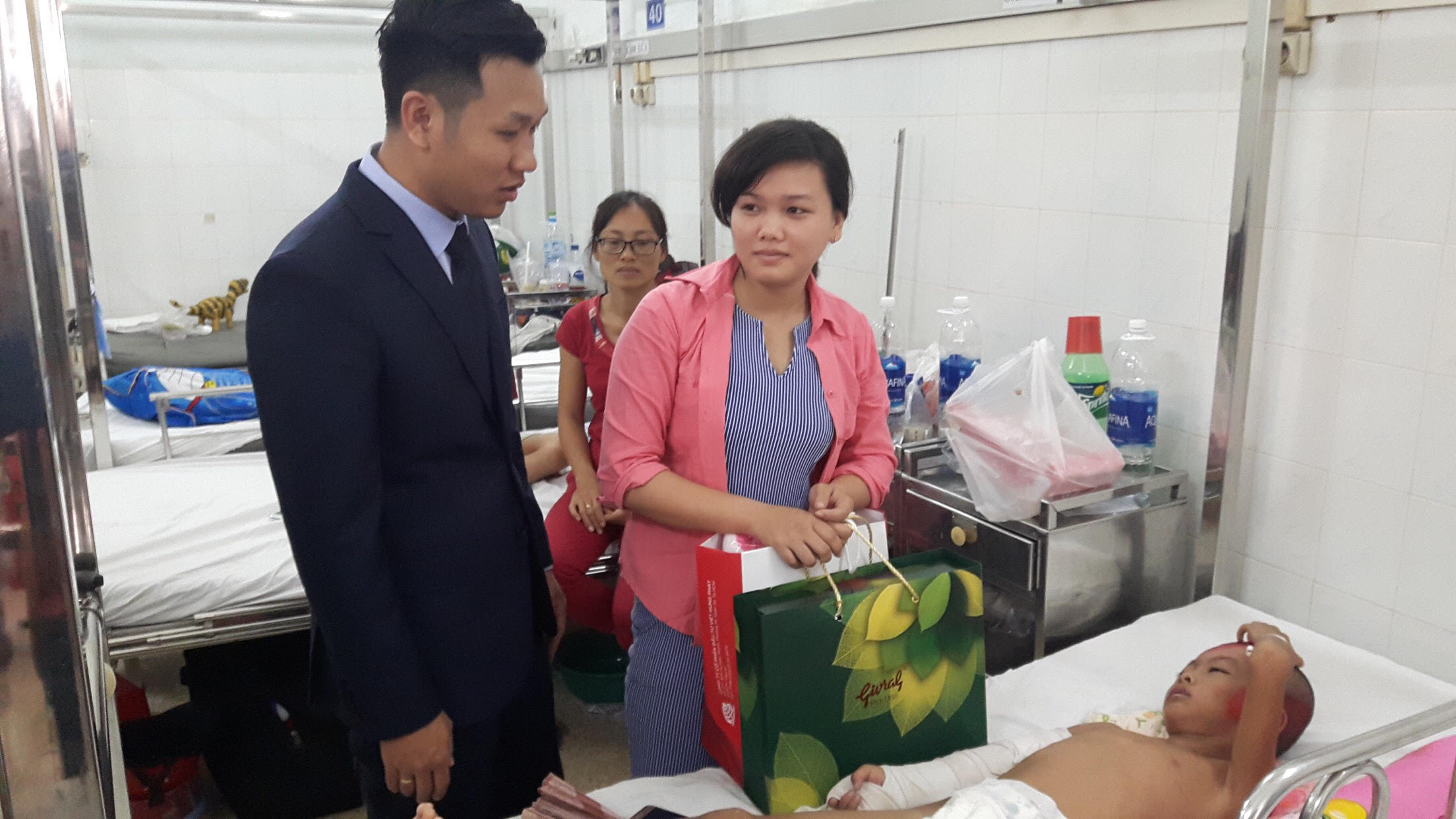Công ty Kim Phát và Việt Hưng Phát trao những phần quà ý nghĩa cho bệnh nhân có hoàn cảnh khó khăn.