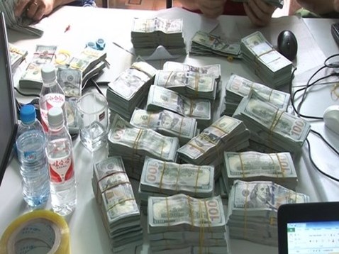 Thu giữ gần 1 triệu USD vận chuyển lậu qua biên giới