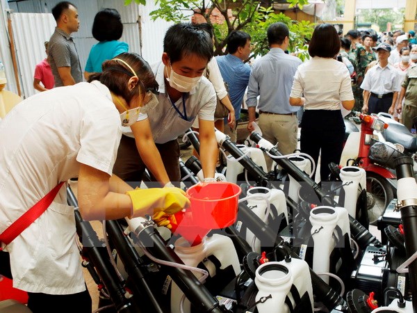 Hà Nội huy động tổng lực phun hóa chất diệt muỗi trên diện rộng