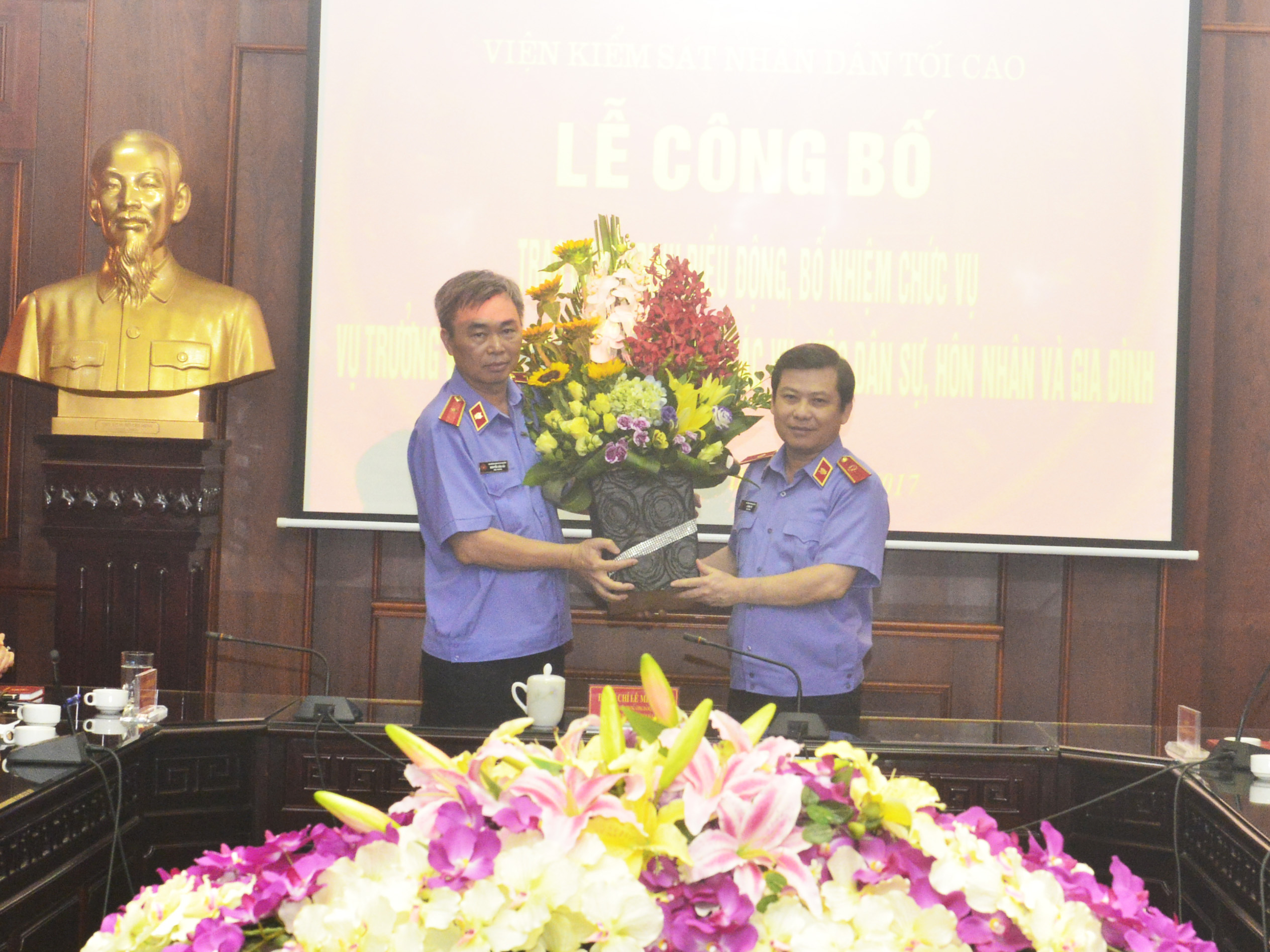 Đồng chí Lê Minh Trí, Ủy viên Trung ương Đảng, Viện trưởng VKSNDTC trao quyết định và tặng hoa chúc mừng đồng chí Nguyễn Văn Hải