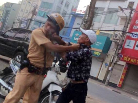 Nam thanh niên bị khởi tố vì tát trung úy cảnh sát