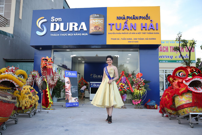 Á hậu Sơn Thị Du Ra rạng rỡ dự khai trương chi nhánh sơn Dura miền Bắc