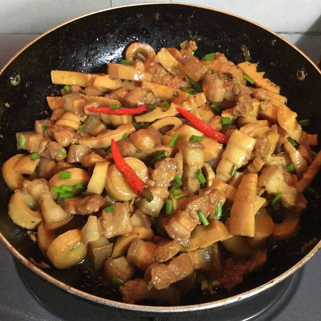 Thịt ba rọi kho măng tươi