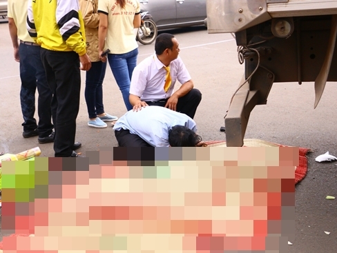 Chồng gào khóc bên thi thể vợ bị xe tải cán tử vong