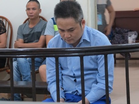 Nhân viên ngân hàng thu phí xin việc 300 triệu đồng người