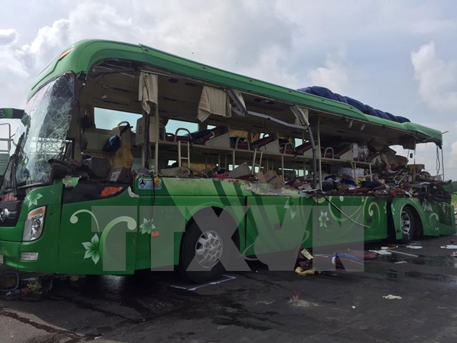 Xe khách đâm xe đầu kéo khiến 5 người chết, 6 người bị thương