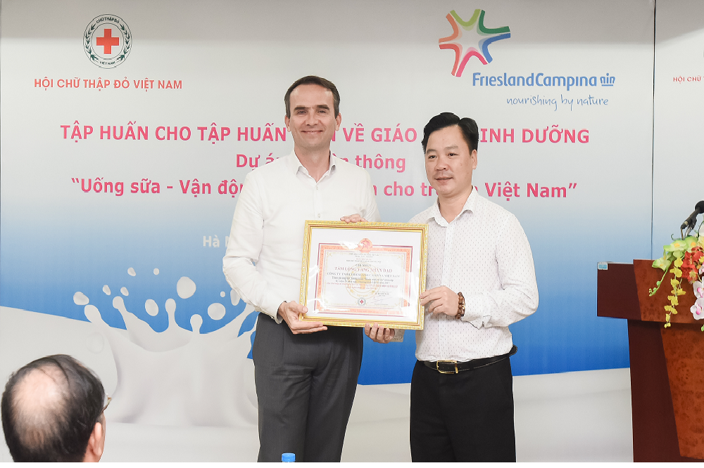 Ông Arnoud Van Den Benrg – Tổng giám đốc FrieslandCampina Việt Nam nhận chứng nhân ‘’ Tấm lòng vàng nhân đạo ‘’ từ Hội chữ thập đỏ Hà Nội. 