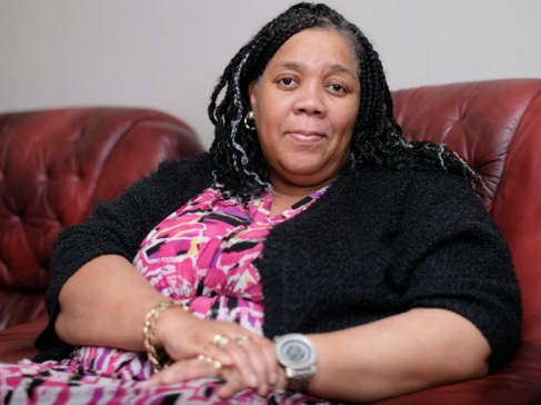 Người phụ nữ da đen biến thành da trắng sau uống thuốc chữa ung thư