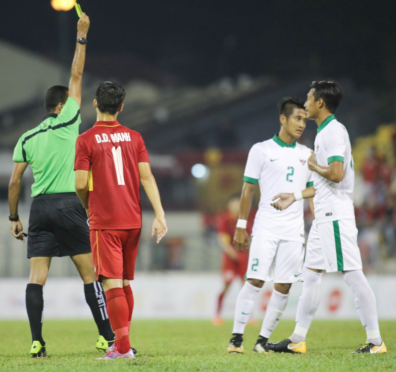 U-22 Indonesia liên tục...ăn thẻ