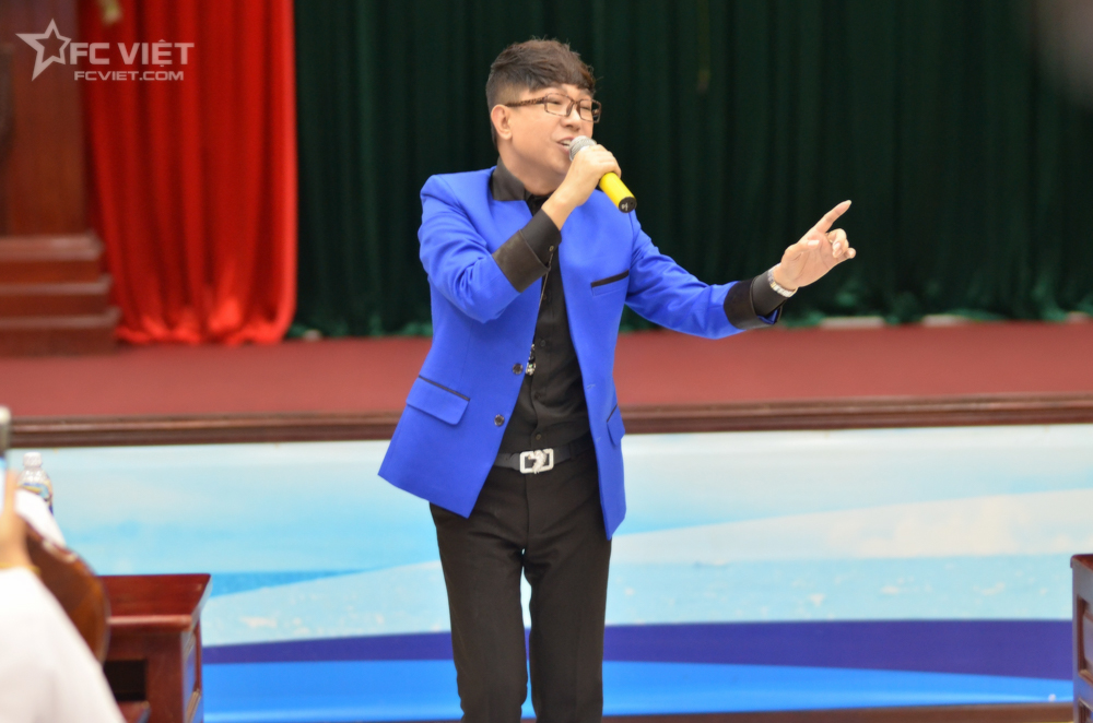 Long Nhật  Tôi quyết hát đến hơi thở cuối cùng để bảo vệ biên cương cùng các chiến sĩ