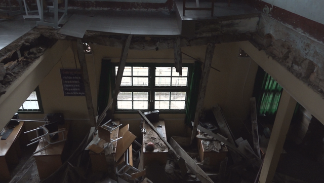  Sàn phòng học đổ sập hoàn toàn, các học sinh rơi từ trên xuống phòng bên dưới