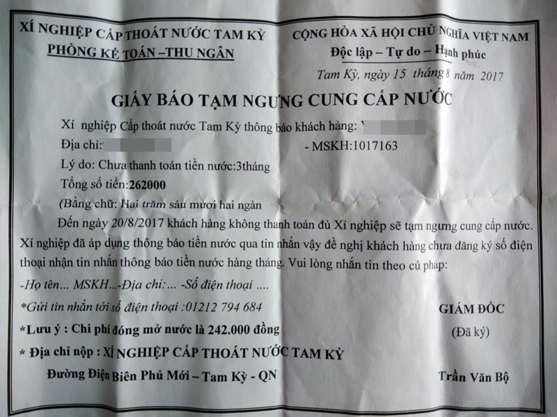 Hàng loạt người dân khối phố 3, phường An Mỹ (TP.Tam Kỳ) bị phía Xí nghiệp Cấp thoát nước Tam Kỳ thông báo tạm ngưng cung cấp nước vì nợ tiền từ những năm trước. Ảnh: ĐOÀN ĐẠO