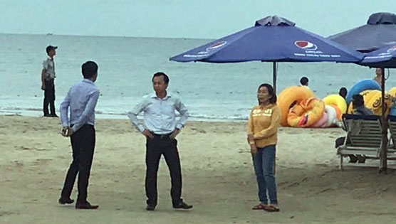  Bí thư Thành ủy Nguyễn Xuân Anh (giữa) thị sát bãi biển ngày 7-9 (ảnh facebook Le Minh Top)