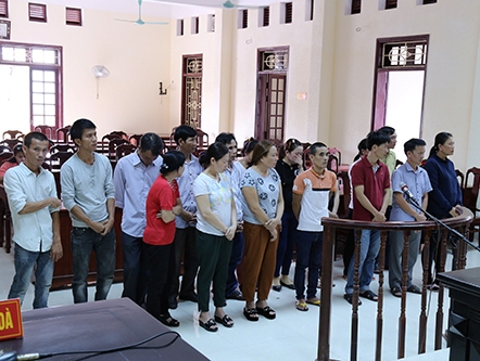 17 bị cáo đi cùng một ôtô đến hầu tòa