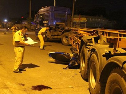 Tông vào xe đầu kéo, nam thanh niên tử vong