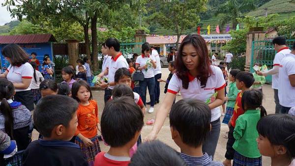  Bà Trần Lan Anh – Phó Tổng biên tập báo Nhà báo & Công luận đến trường thăm hỏi và động viên thầy, cô cùng các em học sinh vùng cao huyện Mù Cang Chải.