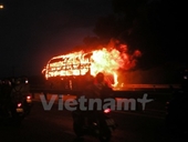 Xe khách chở 30 người bất ngờ bốc cháy dữ dội trên Quốc lộ 1A