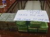 Nữ shipper mang 15 bánh heroin và 5kg ma túy đá trên xe khách