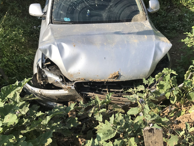 Audi Q5 lao xuống ruộng, dân giải cứu 5 người trong xe