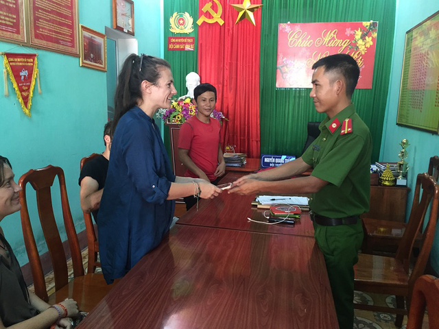 Trả lại tài sản bị cướp cho hai du khách người nước ngoài