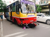 Xe buýt tông chết một nữ hộ sinh